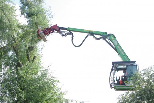 Forestry Journal: The Sennebogen 718 forms an extremely stable work platform. Powerful upper carriage slewing combined with the precise positioning systems of the Vosch grapple saw ensures cut material is under control at all times. Once on the ground, longer material can be reduced and manipulated into the produce zone.