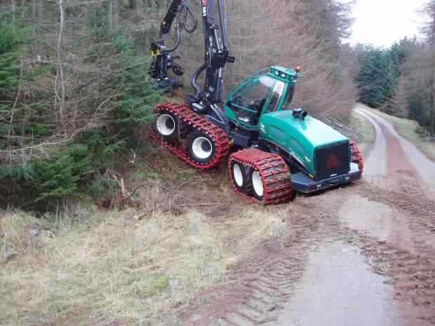 Forestry Journal: The standard 8266 TH was fitted with a Loglift 220 V crane, Silvatec 445 MD50 harvesting head and TM 2200 computer.