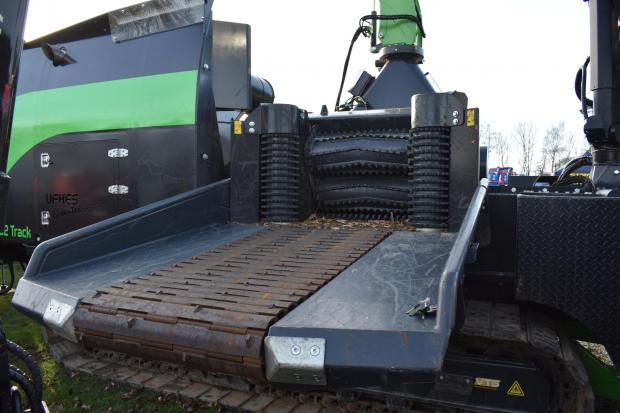 Forestry Journal:  The Greentec 942, available with two or four rollers, has an infeed of 520 x 710 mm (max. infeed 450 x 710 mm) and has three knives distributed along the drum.